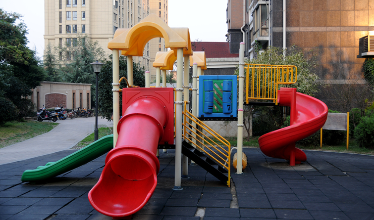 華亭陽光綠洲小區(qū)兒童游樂區(qū)