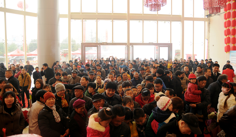 繁昌市民潮水般涌入華億廣場