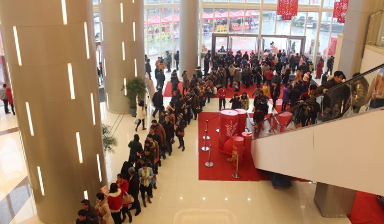 消費者排隊領取禮品