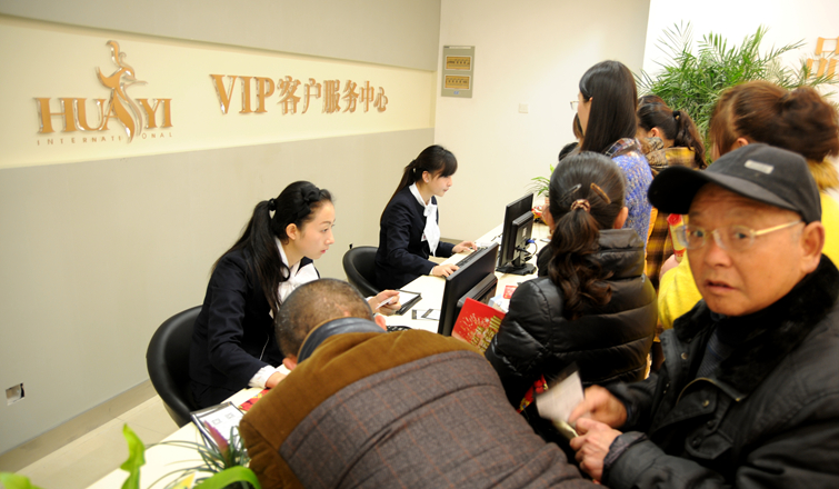 開業當天消費者排隊辦理VIP會員卡