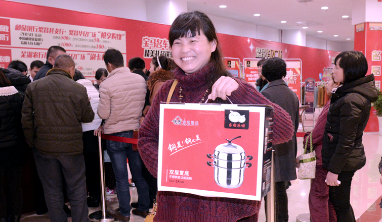 顧客購物中獎喜笑顏開