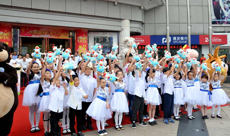 小朋友快樂地舞動小馬公仔