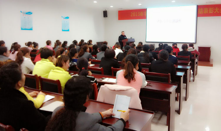 學(xué)員們認(rèn)真聽講