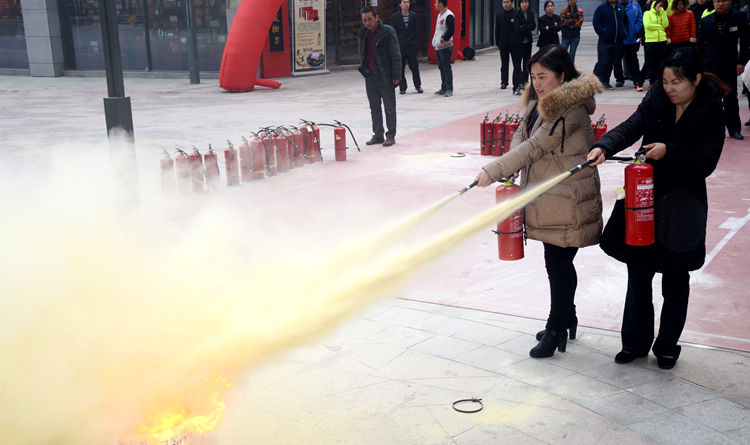 員工使用滅火器撲滅大火
