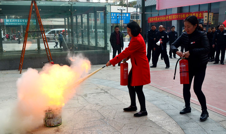 員工使用滅火器滅火