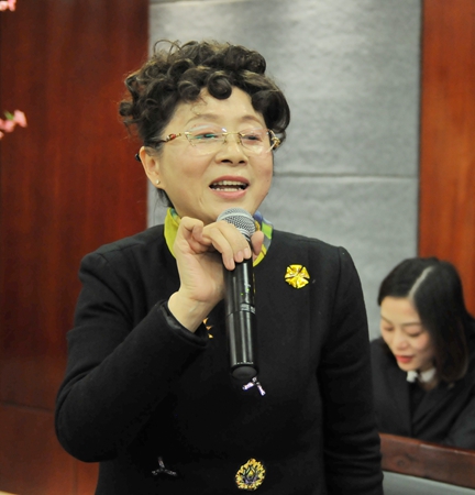 華億國際副總經理章國琴高歌一曲恭祝新春