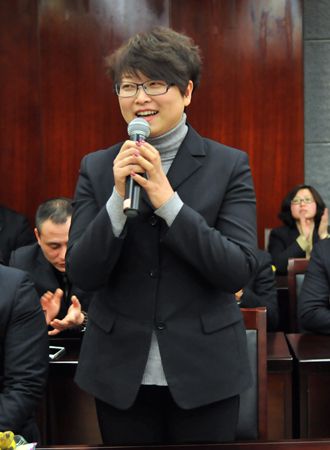 偉晨文化公司總經理孫艷向大家拜年