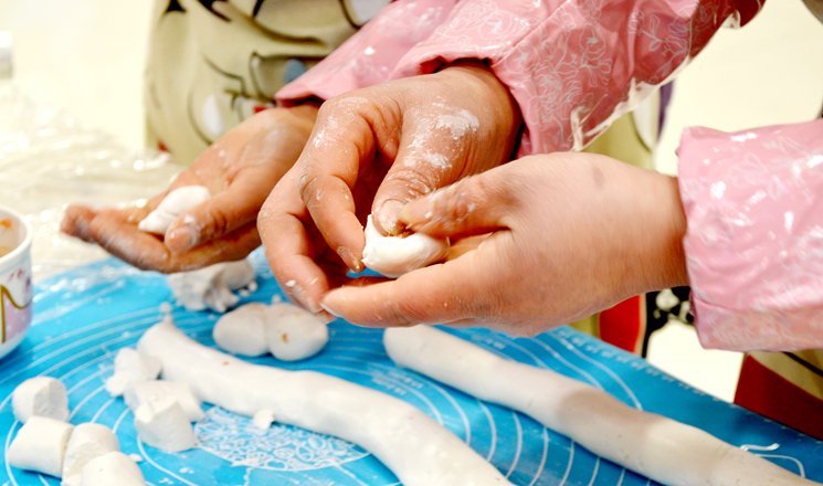 比賽中,隊員快速包湯圓