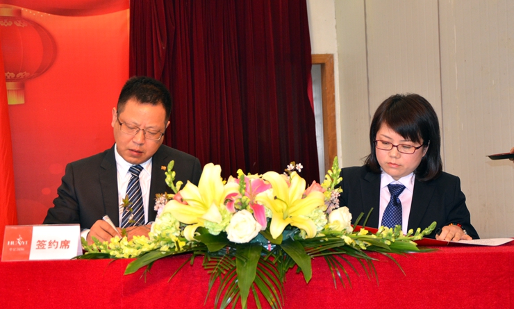 張樹華總經理與旗艦店店總王萍簽訂2016年度《經營目標責任書》