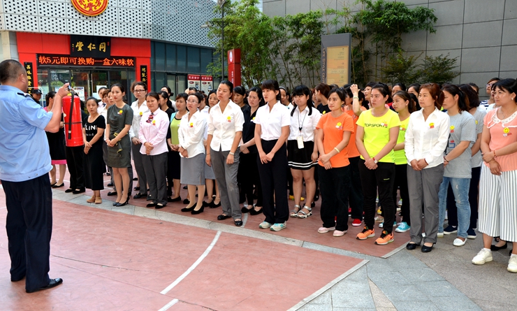 專業消防人士講解滅火器的使用步驟