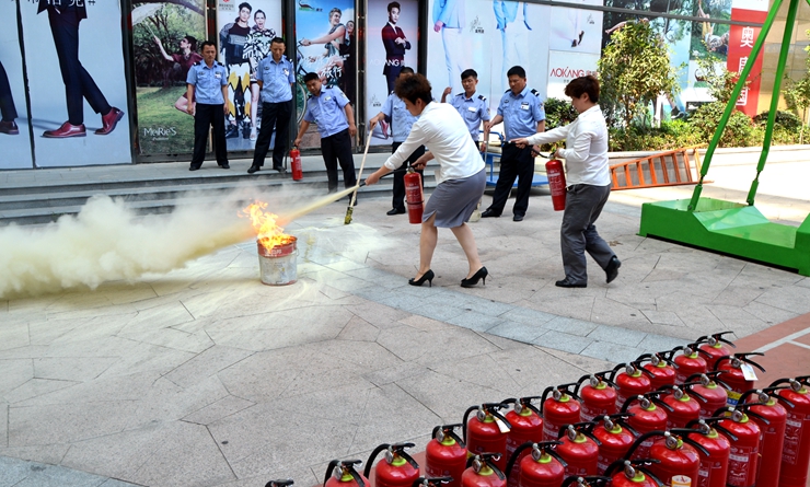 員工練習使用滅火器