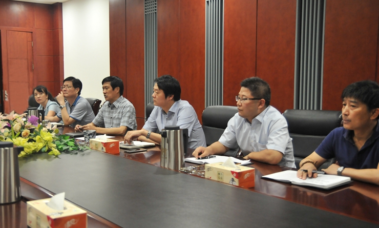 項(xiàng)義水董事長向?qū)O躍文區(qū)長一行表示歡迎