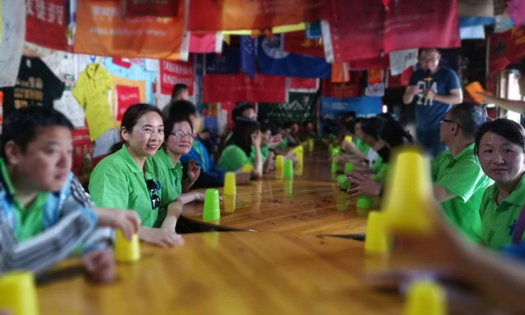 隊員參加“杯子舞”培訓課程