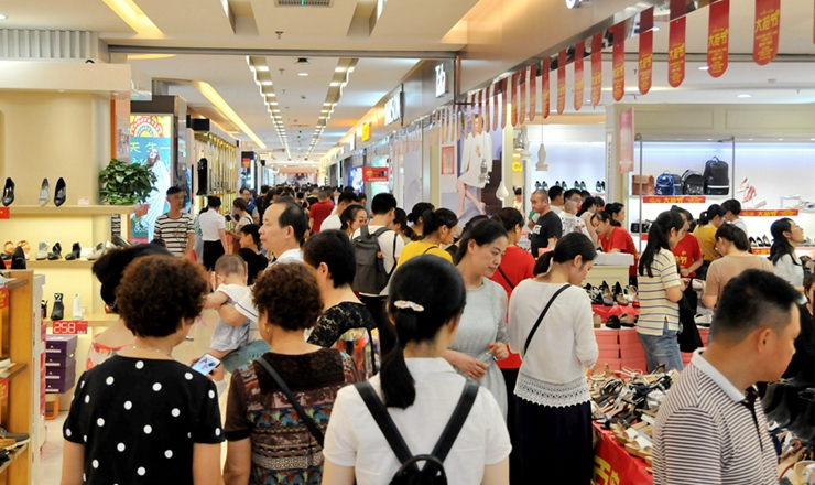 商場擠滿消費者