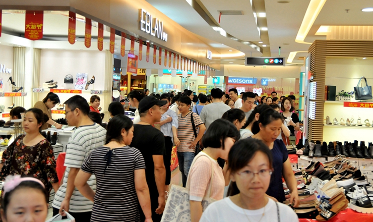 商場擠滿消費者