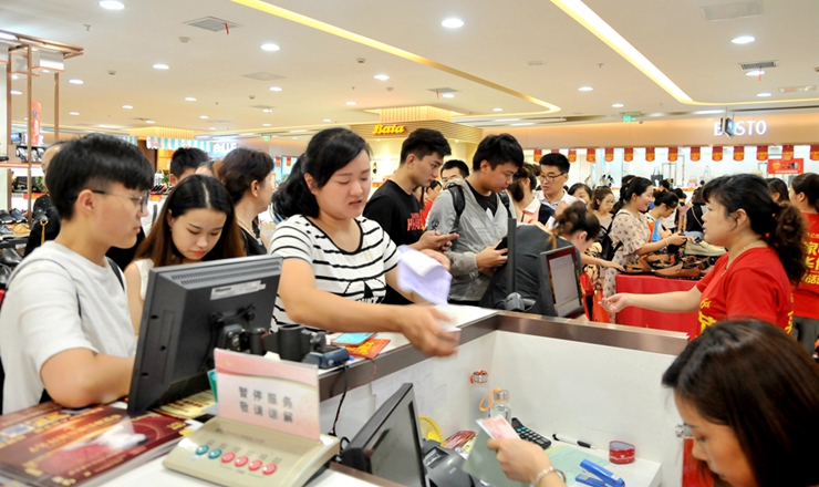 消費者排隊付款