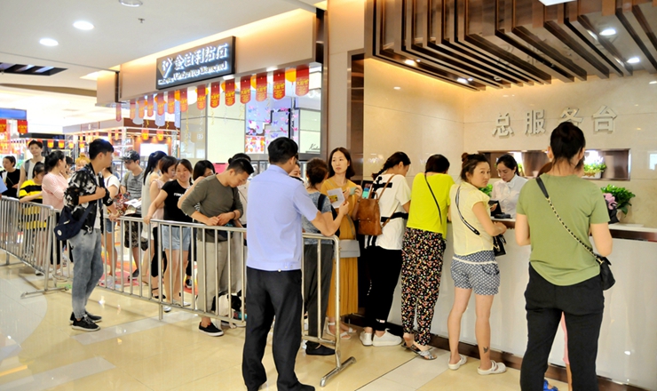 消費者排隊付款