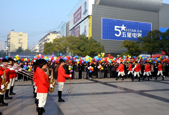 華億軍鼓樂隊和女子升旗手方隊