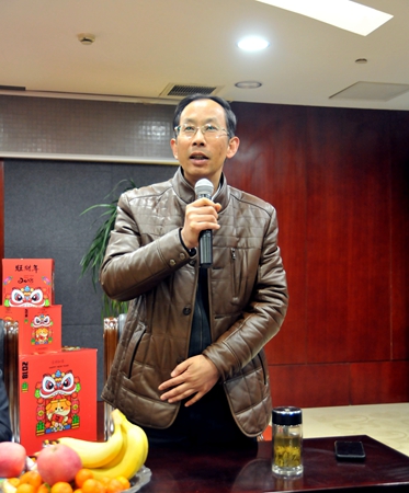 集團財務總監劉建林向大家拜年