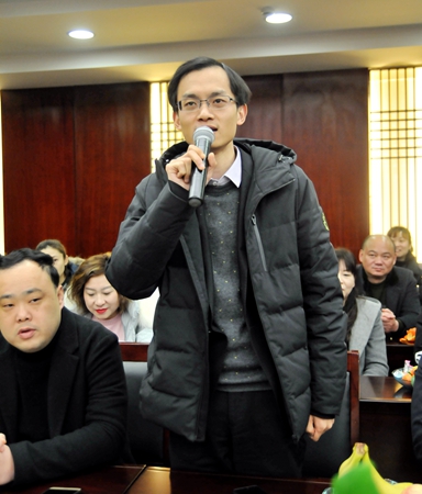 華億小馬王國常務副總經理謝飛向大家拜年