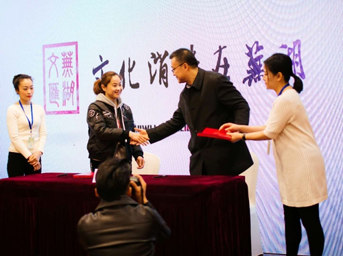 1520302046116663.jpg 華億環球影城廣場店經理參加簽約儀式.jpg