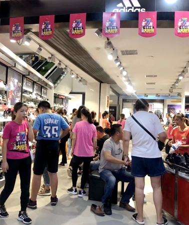 消費者選購商品