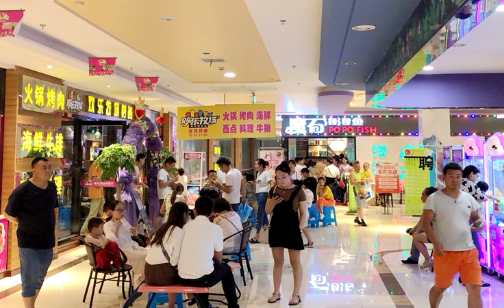 繁昌華億廣場餐飲區等候就餐的消費者