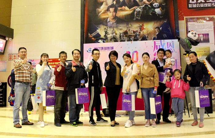 影迷合影點贊華億環球影城