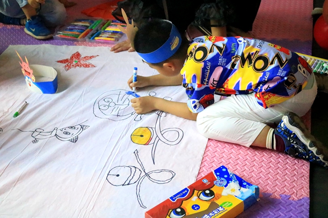 小朋友認真繪畫