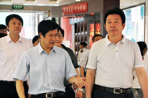 7.王市長一行親身感受華億國際的購物環境.jpg