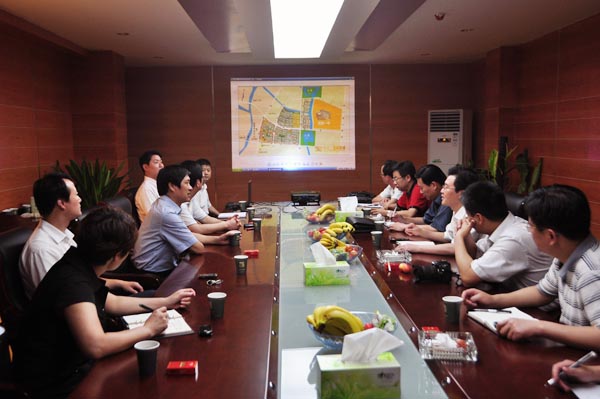 15.考察組一行來到南陵實業公司，認真聽取了項義水董事長的國際新城項目介紹.jpg