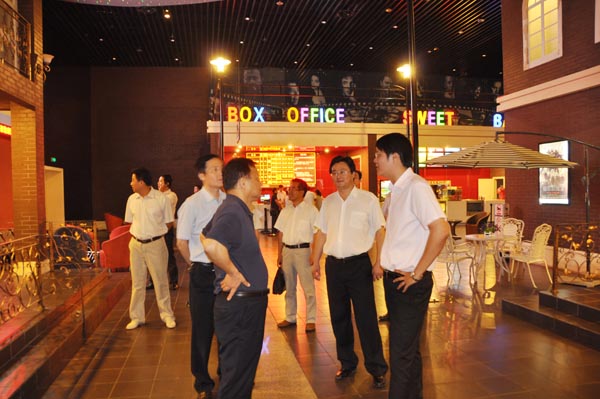 3.考察團一行來到華億環球影城，陳良平主席對影院的建設表示贊賞.jpg
